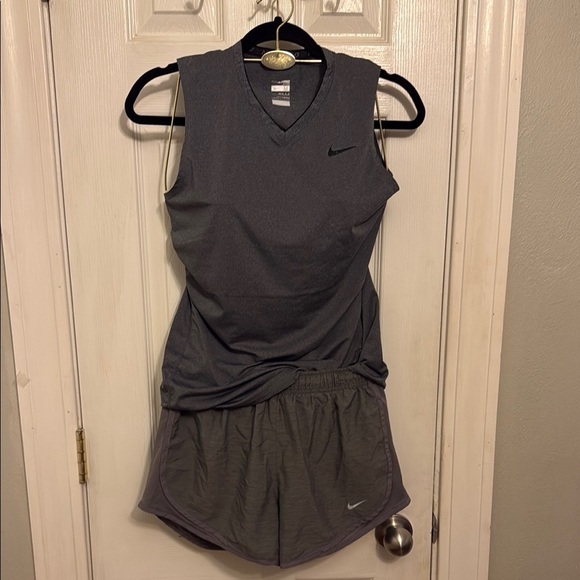 Nike Dri-Fit Women's Gray Sleeveless Top and Shorts Set - Picture 1 of 11